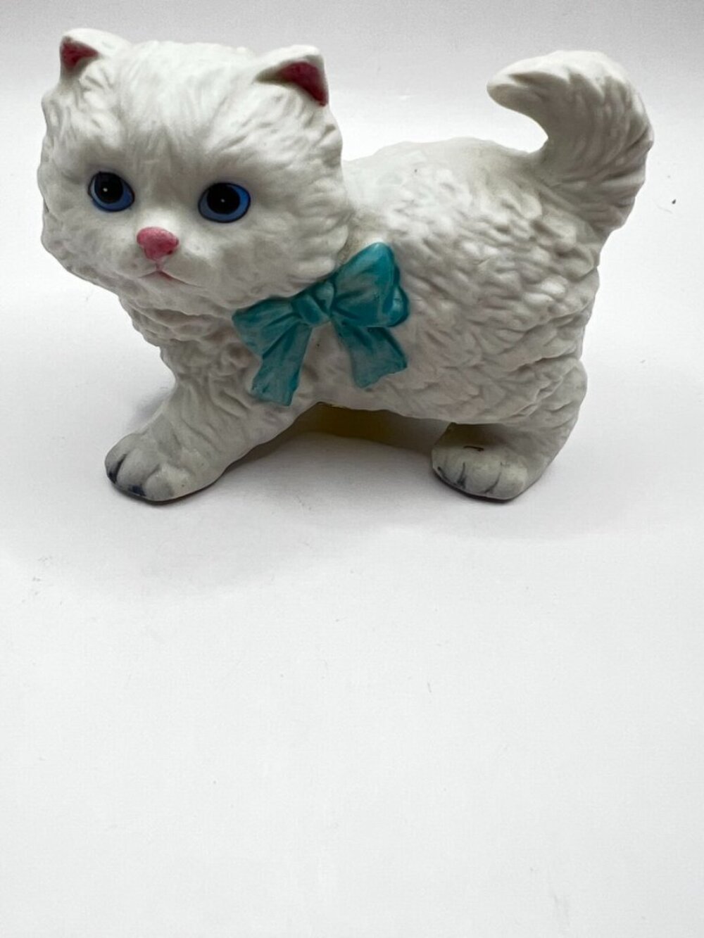 Vtg Homco White Persian Kitten Kitty Cat Porcelain Figurine Blue Eyes & Bow
